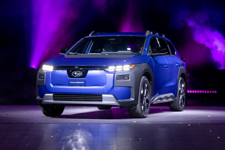 Toàn bộ bảng điều khiển cũng đã được thiết kế lại, với bảng điều khiển trung tâm được thiết kế lại hoàn toàn có bộ sạc không dây Qi 15 W kép lần đầu tiên. Trong khi đó, vô lăng hình chữ nhật sẽ ít cản trở màn hình hiển thị cụm đồng hồ nâng cao hơn.