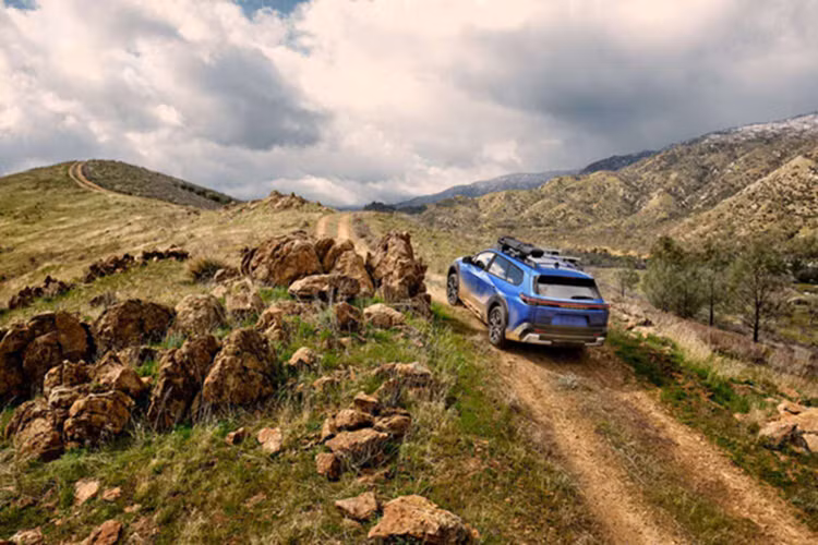 Một điểm mới nữa là phần đầu xe Trailseeker áp dụng thiết kế mới chủ yếu được chia sẻ với Solterra đã nâng cấp, với đèn pha LED chia đôi có đèn chạy ban ngày sáu đoạn ở trên cùng, cản trước không có lưới tản nhiệt và huy hiệu Pleiades phát sáng.