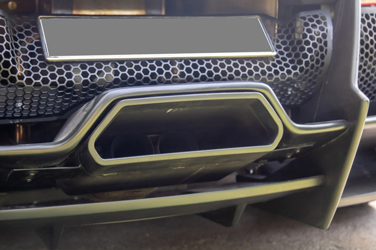 Siêu xe mui trần Lamborghini Murcielago LP640-4 Roadster độ lên phiên bản Murcielago LP670-4 SV sử dụng động cơ V12, dung tích 6.5 lít, sản sinh công suất tối đa 640 mã lực và mô-men xoắn cực đại 660 Nm.