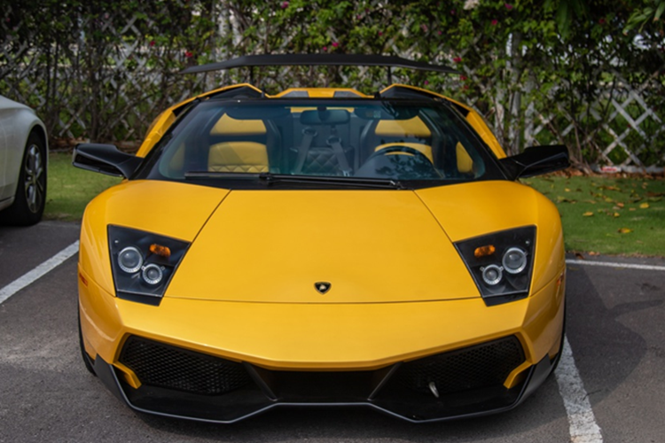 Điểm làm nên sự kén khách chơi tại Việt Nam của Lamborghini Murcielago LP640-4 Roadster là đến từ mui vải của xe. Nếu như chỉ có 1 người tháo lắp, phần mui này có thể mất gần 1 phút mới tháo xong và công đoạn lắp còn kinh điển hơn với thời gian tùy độ khéo tay của chủ xe.