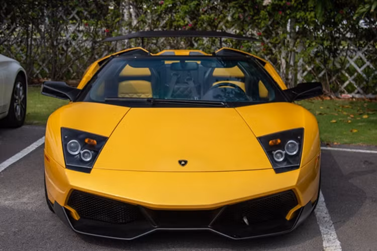 Điểm làm nên sự kén khách chơi tại Việt Nam của Lamborghini Murcielago LP640-4 Roadster là đến từ mui vải của xe. Nếu như chỉ có 1 người tháo lắp, phần mui này có thể mất gần 1 phút mới tháo xong và công đoạn lắp còn kinh điển hơn với thời gian tùy độ khéo tay của chủ xe.
