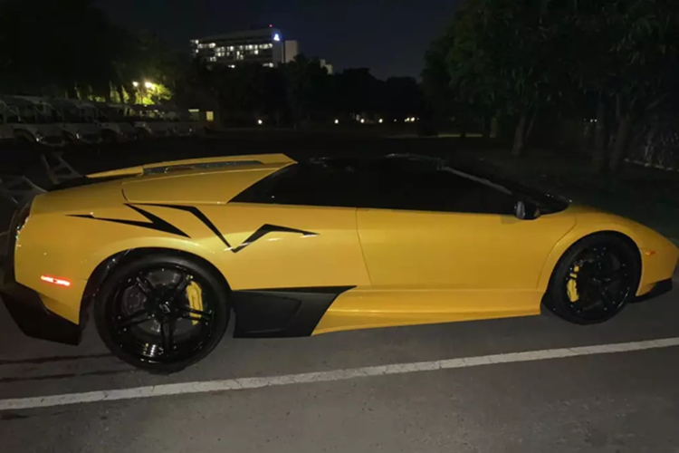 Chủ nhân đầu tiên của Lamborghini Murcielago LP640-4 độc nhất Việt Nam này là một đại gia đến từ Tuyên Quang, nổi tiếng là tay trùm đa cấp. Sau 3 năm sở hữu siêu xe mui trần này, đại gia trên đã rao bán chiếc xe Lamborghini Murcielago LP640-4 Roadster trên mạng với mức giá 4,6 tỷ đồng và được 1 người yêu xe đến từ Gia Lai chốt giao dịch.
