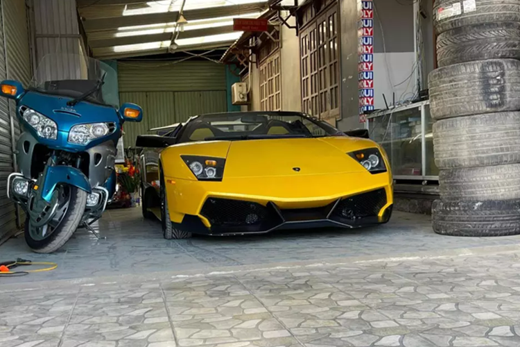 Gói độ này đã giúp ngoại hình siêu xe Lamborghini Murcielago LP640-4 mui trần có một không hai trở nên khá ấn tượng và lạ mắt. Bộ body kit này mang đến cho xe cản va trước, nẹp sườn, cản va sau và cánh gió đuôi giống với phiên bản Lamborghini Murcielago LP670-4 SV. Hiện tại, xe còn được trang bị bộ mâm độ 5 chấu kép được sơn đen.