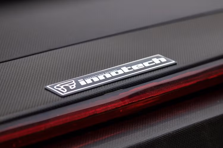 Sau này, hãng siêu xe Ý đã rút kinh nghiệm và sử dụng cũng kiểu mui tháo lắp bằng tay nhưng gọn hơn khi nóc nhà của Lamborghini Aventador chỉ là mảnh ghép mui xe bằng carbon và chỉ mất chưa tới 25 giây để lắp mui.