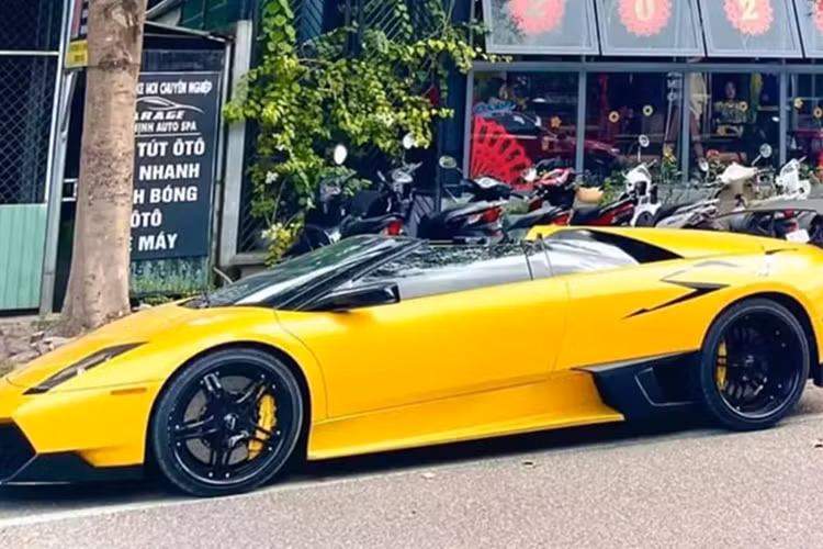 Chiếc siêu xe Lamborghini Murcielago LP640-4 Roadster được chủ nhân cho dạo phố trong những ngày Xuân ở tỉnh Gia Lai. Xe từ lúc về nước cho đến nay chỉ mới trải qua 2 đời chủ, trong đó, ngoại hình đã được độ body kit của bản Lamborghini Murcielago LP670-4 SV.