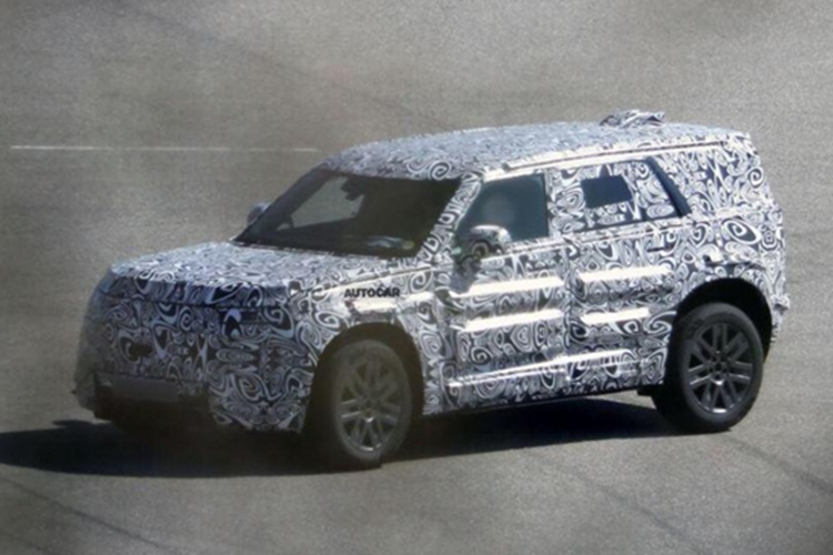 Khu vực thân xe vẫn giữ nguyên phong cách mạnh mẽ với vòm bánh xe loe rộng ở cả phía trước và sau. Gương chiếu hậu và trụ xe được sơn đen, tạo hiệu ứng tương phản với thân xe, chi tiết quen thuộc trên các mẫu Land Rover gần đây.