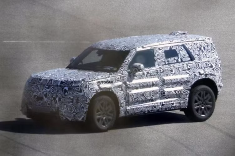 Khu vực thân xe vẫn giữ nguyên phong cách mạnh mẽ với vòm bánh xe loe rộng ở cả phía trước và sau. Gương chiếu hậu và trụ xe được sơn đen, tạo hiệu ứng tương phản với thân xe, chi tiết quen thuộc trên các mẫu Land Rover gần đây.