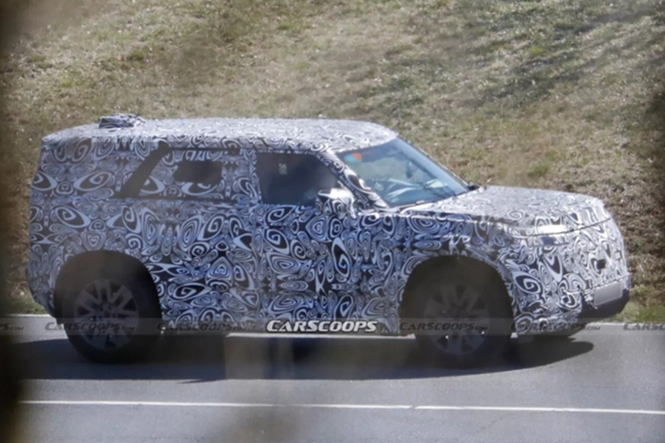 Phía sau mẫu SUV mới này có cụm đèn hậu đặt thấp, ngay trên cản sau khiến nhiều người liên tưởng đến phong cách của Hyundai Santa Fe thế hệ mới. Kích thước tổng thể của Defender Sport nhiều khả năng cũng sẽ tương đương mẫu SUV đến từ Hàn Quốc.