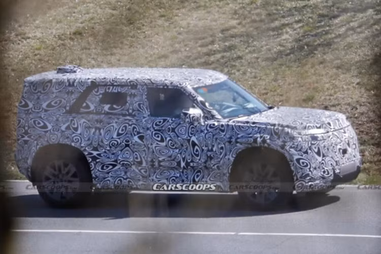 Phía sau mẫu SUV mới này có cụm đèn hậu đặt thấp, ngay trên cản sau khiến nhiều người liên tưởng đến phong cách của Hyundai Santa Fe thế hệ mới. Kích thước tổng thể của Defender Sport nhiều khả năng cũng sẽ tương đương mẫu SUV đến từ Hàn Quốc.