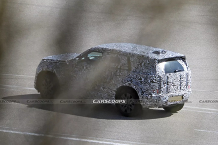 Land Rover Defender EV bản cỡ nhỏ sẽ được phát triển trên nền tảng EMA (Electric Modular Architecture) hoàn toàn mới do Jaguar Land Rover phát triển. Nền tảng này sẽ hỗ trợ kiến trúc điện 800V, cho phép sạc siêu nhanh lên tới 350 kW.