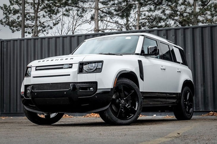 Giới chuyên gia nhận định giá bán của Defender Sport EV sẽ dễ tiếp cận hơn nhiều so với Defender hiện tại, giúp Land Rover mở rộng tập khách hàng và cạnh tranh hiệu quả hơn trong phân khúc SUV điện cỡ trung cao cấp.