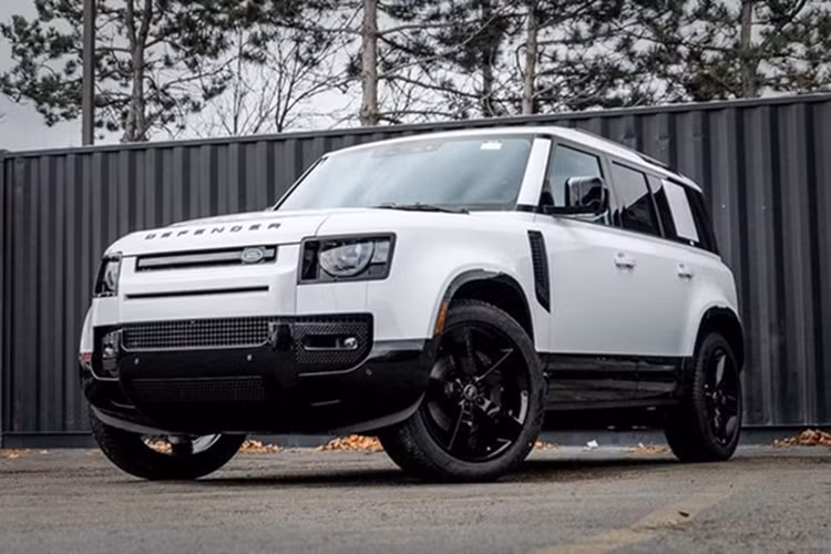 Giới chuyên gia nhận định giá bán của Defender Sport EV sẽ dễ tiếp cận hơn nhiều so với Defender hiện tại, giúp Land Rover mở rộng tập khách hàng và cạnh tranh hiệu quả hơn trong phân khúc SUV điện cỡ trung cao cấp.