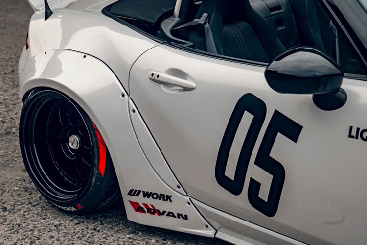 Chiếc xe trưng bày được trang bị bộ mâm hợp kim Meister rộng mới để lấp đầy các vòm bánh xe lớn. Ngoài ra, xe còn được trang bị bộ lốp Yokohama Advan có decal trang trí màu trắng và đỏ.