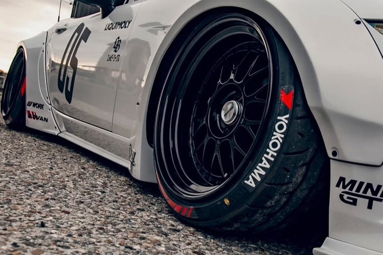 Điểm bắt mắt nhất trên Mazda MX-5 độ Liberty Walk chính là các phần vè được đính vào thân xe bằng cách bắt vít đặc trưng, khiến xe rộng hơn đáng kể so với bản gốc. Xe cũng được trang bị bộ chia lớn ở phía trước và một cánh gió đuôi vịt ở phía sau. Ngoài ra còn có một bộ líp sau có thể được gắn vào các cạnh của cản sau.