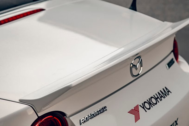 Liberty Walk cũng trang bị thêm cho xe hệ thống treo khí nén có thể điều chỉnh giúp hạ chiều cao của xe, đem đến một diện mạo hầm hố ấn tượng.