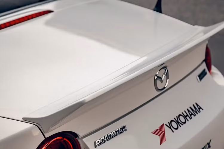 Liberty Walk cũng trang bị thêm cho xe hệ thống treo khí nén có thể điều chỉnh giúp hạ chiều cao của xe, đem đến một diện mạo hầm hố ấn tượng.