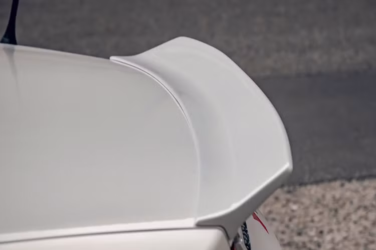 Phiên bản mạnh mẽ nhất của Mazda MX-5 ND được trang bị động cơ bốn xi-lanh 2.0 lít hút khí tự nhiên sản sinh công suất 181 mã lực và mô-men xoắn 205 Nm. Công suất được truyền tới bánh sau thông qua hộp số sàn sáu cấp hoặc hộp số tự động, với sự trợ giúp của bộ vi sai chống trượt giới hạn.