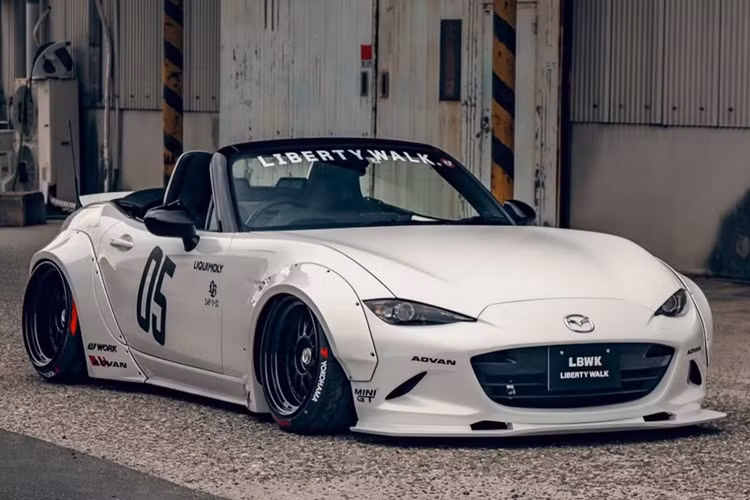 Mazda MX-5 là một trong những mẫu xe thể thao mới có giá cả phải chăng nhất đang được bán, khiến chiếc xe trở thành một trong những mẫu xe thể thao phù hợp với phong cách của Liberty Walk. Hơn nữa, đây cũng là một mẫu xe được những người chơi xe ưa chuộng sử dụng cho việc độ hoặc nâng cấp.