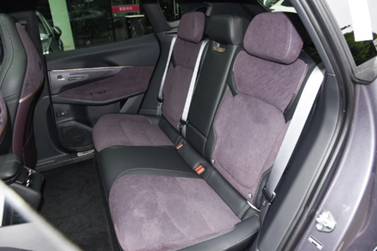 Trong đó, bản cao cấp nhất sử dụng động cơ xăng 1.5L (161 mã lực) kết hợp cùng hai mô-tơ điện (215 và 209 mã lực), đi kèm bộ pin dung lượng 39,6 kWh. Nhờ đó, xe có thể vận hành hoàn toàn bằng điện trong quãng đường khoảng 220 km – một con số đáng chú ý trong phân khúc.