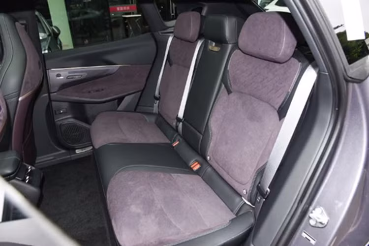 Trong đó, bản cao cấp nhất sử dụng động cơ xăng 1.5L (161 mã lực) kết hợp cùng hai mô-tơ điện (215 và 209 mã lực), đi kèm bộ pin dung lượng 39,6 kWh. Nhờ đó, xe có thể vận hành hoàn toàn bằng điện trong quãng đường khoảng 220 km – một con số đáng chú ý trong phân khúc.