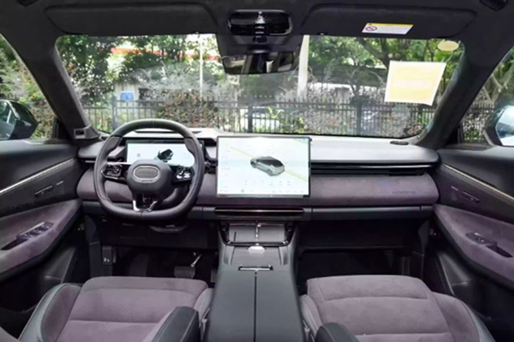 Dù vậy, nội thất lại gây ấn tượng mạnh nhờ hệ thống giải trí hiện đại với màn hình trung tâm 15,4 inch, đồng hồ kỹ thuật số 12,3 inch và màn hình HUD kích thước lên tới 92 inch.