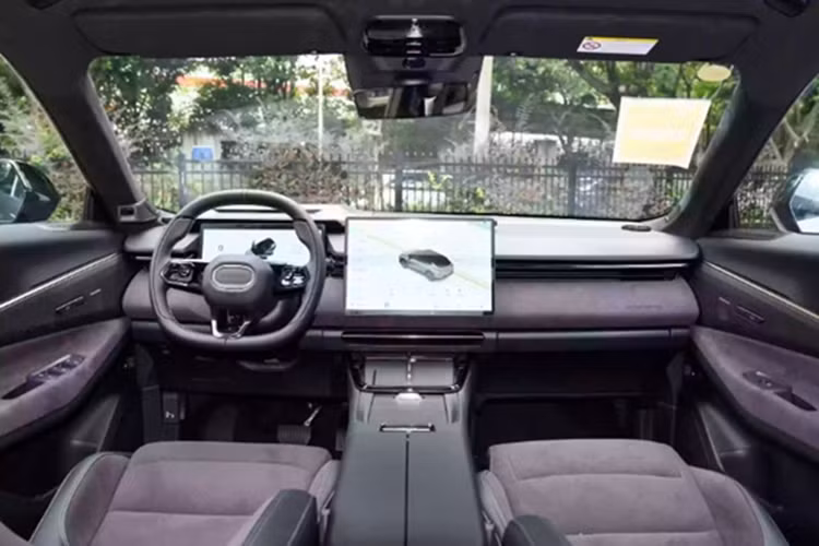 Dù vậy, nội thất lại gây ấn tượng mạnh nhờ hệ thống giải trí hiện đại với màn hình trung tâm 15,4 inch, đồng hồ kỹ thuật số 12,3 inch và màn hình HUD kích thước lên tới 92 inch.