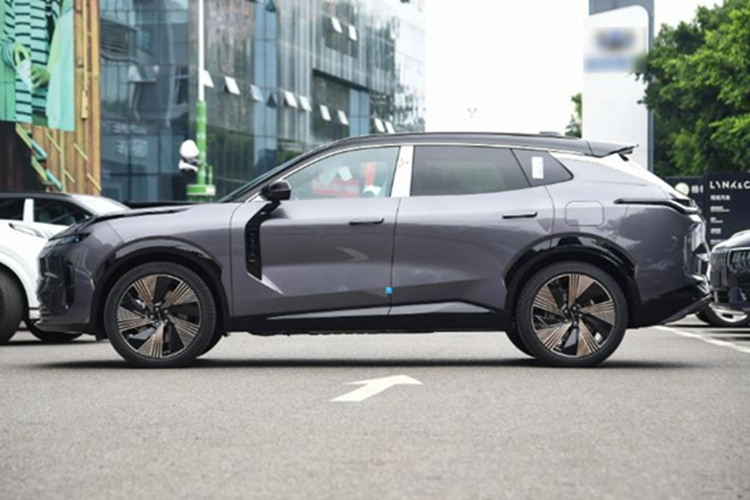 Xe sở hữu nhiều đường cong bo tròn, phần đầu xe thiết kế gần kín như xe điện đi kèm cụm đèn LED thanh mảnh chạy ngang cả phía trước và sau, tạo cảm giác hiện đại và liền lạc. Khoang cabin của mẫu xe SUV Lynk &amp; Co 08 chỉ có 5 chỗ ngồi, điều này có thể là điểm trừ khi đặt cạnh các đối thủ 7 chỗ trong cùng tầm giá.