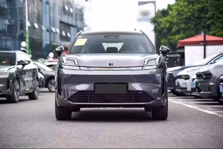 Trong khi đó, về kích thước, Lynk &amp; Co 08 2025 mới lại tiệm cận các mẫu SUV hạng trung như Hyundai SantaFe hay Kia Sorento, với thông số dài x rộng x cao lần lượt là 4.820 x 1.915 x 1.685 (mm). Điểm nổi bật đầu tiên ở Lynk &amp; Co 08 là thiết kế mang phong cách coupe SUV – đối lập hoàn toàn với phong cách vuông vức mới của SantaFe.