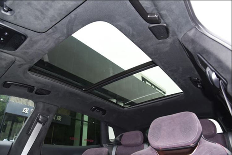 Xe cũng được trang bị hệ thống hỗ trợ lái nâng cao ADAS cấp độ 2 và camera 360 độ – những tính năng đang dần trở thành tiêu chuẩn ở phân khúc SUV cận cao cấp. Không thể phủ nhận Lynk &amp; Co 08 sở hữu nhiều điểm mạnh về thiết kế và công nghệ, đặc biệt trong xu hướng điện hóa hiện nay.