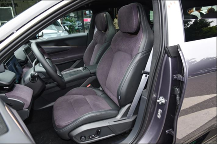 Xe gần như không có nút bấm vật lý, tạo phong cách tối giản, hiện đại. Phiên bản cao cấp nhất tại Trung Quốc còn được trang bị tới 23 loa Harman Kardon. Lynk &amp; Co 08 sử dụng hệ truyền động plug-in hybrid (PHEV), với nhiều cấu hình khác nhau tại thị trường Trung Quốc.