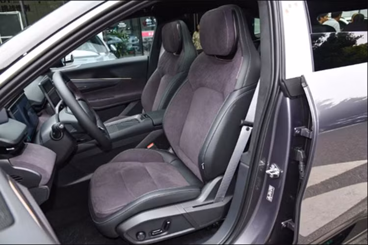 Xe gần như không có nút bấm vật lý, tạo phong cách tối giản, hiện đại. Phiên bản cao cấp nhất tại Trung Quốc còn được trang bị tới 23 loa Harman Kardon. Lynk &amp; Co 08 sử dụng hệ truyền động plug-in hybrid (PHEV), với nhiều cấu hình khác nhau tại thị trường Trung Quốc.