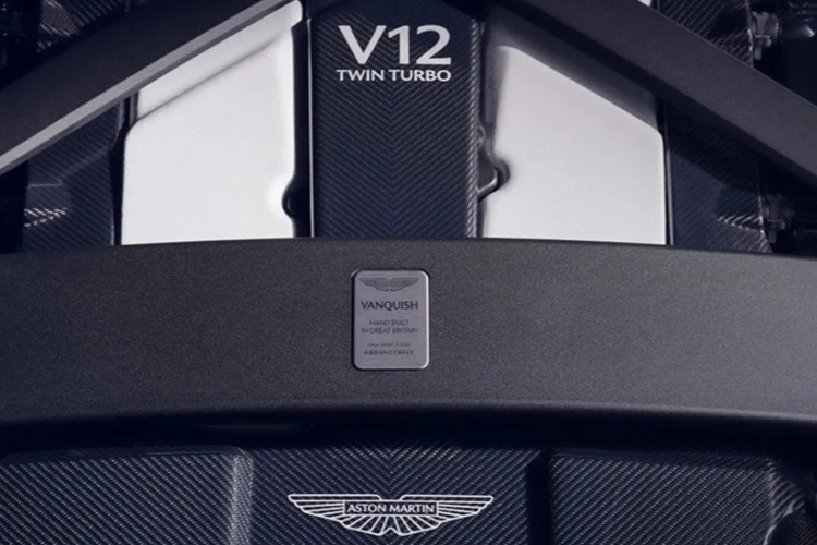 Vanquish Volante có khả năng tăng tốc từ 0-100 km/h trong 3,4 giây tuy chậm hơn đôi chút so với Ferrari (2,95 giây), nhưng vẫn cực kỳ ấn tượng đối với một chiếc mui trần dẫn động cầu sau.