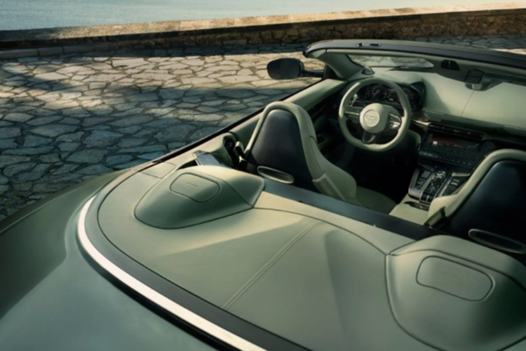 Sức mạnh này được truyền tới bánh sau qua hộp số tự động ZF 8 cấp dạng transaxle, kết hợp vi sai điện tử (E-diff) nhằm tối ưu độ bám đường và cảm giác lái.