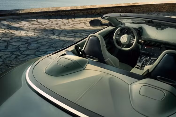 Sức mạnh này được truyền tới bánh sau qua hộp số tự động ZF 8 cấp dạng transaxle, kết hợp vi sai điện tử (E-diff) nhằm tối ưu độ bám đường và cảm giác lái.