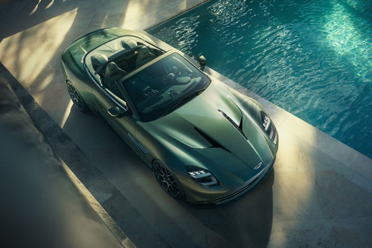 Là phiên bản mui trần, Vanquish Volante mang đến vẻ đẹp quyến rũ hơn với phần mui vải có thể gập lại. Aston Martin đã tinh chỉnh thiết kế đuôi xe, loại bỏ cánh gió “đuôi vịt” quen thuộc để tạo nên tổng thể thanh thoát hơn.