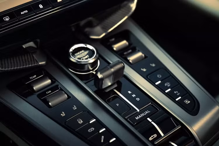 Dù phải gia cố khung gầm do không có mái cố định, trọng lượng của Volante chỉ nhỉnh hơn bản coupe 95 kg, giúp xe vẫn đạt tốc độ tối đa 344 km/h, vượt trội hơn cả Ferrari 12Cilindri Spider.