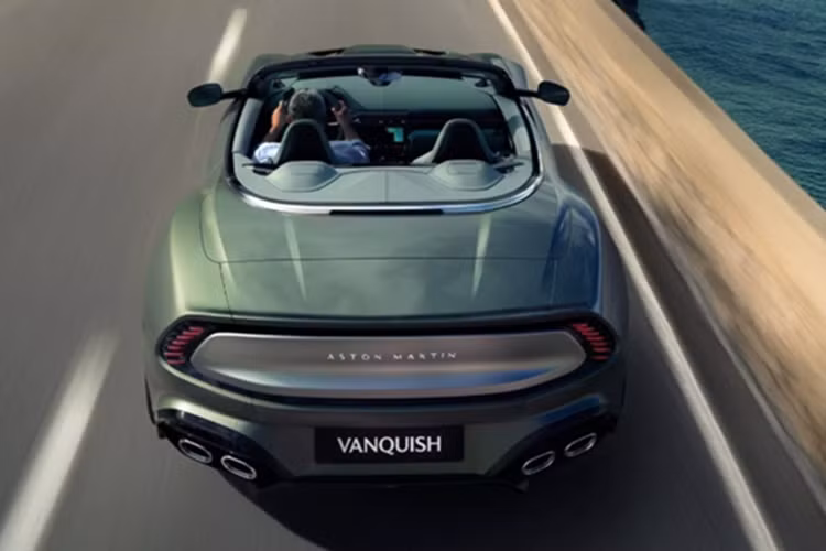 Aston Martin Vanquish Volante mui trần được trang bị khối động cơ V12 tăng áp kép 5.2L, sản sinh 824 mã lực và mô-men xoắn 1.000 Nm.