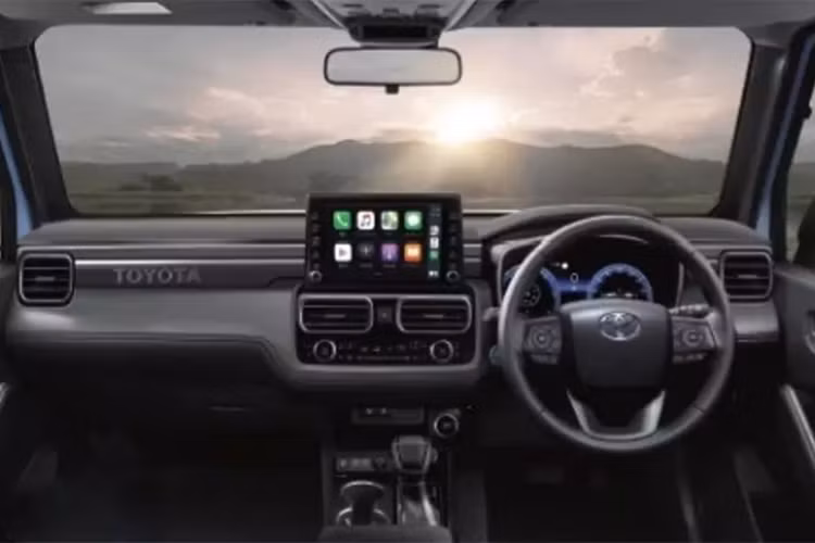 Qua hình ảnh do tạp chí Best Car công bố, có thể thấy Toyota Land Cruiser FJ mang trên mình ngoại hình cứng cáp theo phong cách của Land Cruiser Prado thế hệ mới, kết hợp các yếu tố thiết kế từ mẫu xe concept Toyota Compact Cruiser EV nhưng đã giản lược để phù hợp với ô tô sản xuất thương mại.