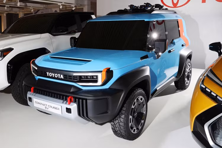 Tuy nhiên, các thông số hiệu suất có thể thay đổi theo từng thị trường để đáp ứng tiêu chuẩn khí thải và tiêu hao nhiên liệu. Đầu tiên là động cơ xăng 2TR-FE 4 xi-lanh, DOHC, dung tích 2.7L, tạo ra công suất tối đa 166 mã lực tại tua máy 5.200 vòng/phút và mô-men xoắn cực đại 245 Nm tại tua máy 4.200 vòng/phút.