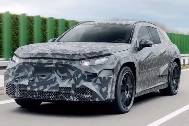 Mẫu xe dự kiến có tên Mercedes-AMG GT SUV chạy điện. Theo kế hoạch, xe sẽ ra mắt vào năm 2026 và sử dụng khung gầm chuyên dụng AMG.EA của AMG. Không như các dòng SUV khác đang thuộc đội hình AMG, xe sẽ do AMG phát triển từ đầu tới cuối, thay vì chỉ chỉnh sửa lại từ xe Mercedes-Benz gốc.