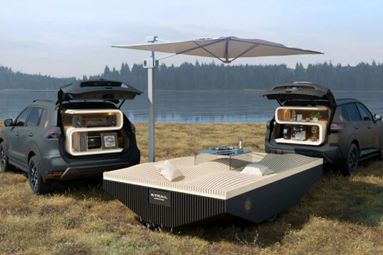 Ở phía trong cốp xe là hệ thống quầy bar dạng trượt, đi kèm với máy pha cà phê, máy xay cà phê thông minh và kệ cốc.