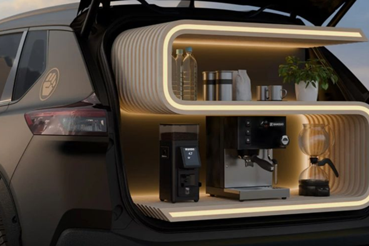 Điểm nhấn của mẫu xe Nissan X-Trail bản cắm trại là một sàn tắm nắng gắn bánh xe kéo ở phía sau. Mặt sàn không được thiết kế dạng phẳng thường thấy mà được tạo hình lượn sóng mô phỏng theo các ghế công thái học, giúp người dùng nằm thoải mái hơn khi nằm hay ngồi.