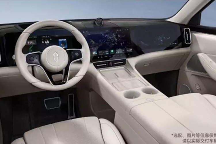 Ngoài ra, hệ thống lái xe tiên tiến Huawei ADS 3.0 được tích hợp trên Aito M8, có lidar 192 dòng, bảy radar sóng milimet, 12 radar siêu âm và 11 camera độ nét cao. ADS có thể xác định chướng ngại vật (xe cộ, người đi bộ) và nhiều chướng ngại vật có hình dạng đặc biệt.