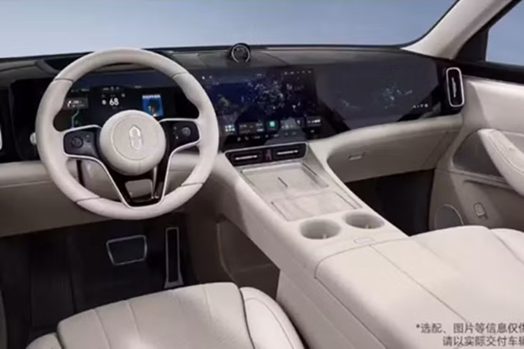 Ngoài ra, hệ thống lái xe tiên tiến Huawei ADS 3.0 được tích hợp trên Aito M8, có lidar 192 dòng, bảy radar sóng milimet, 12 radar siêu âm và 11 camera độ nét cao. ADS có thể xác định chướng ngại vật (xe cộ, người đi bộ) và nhiều chướng ngại vật có hình dạng đặc biệt.