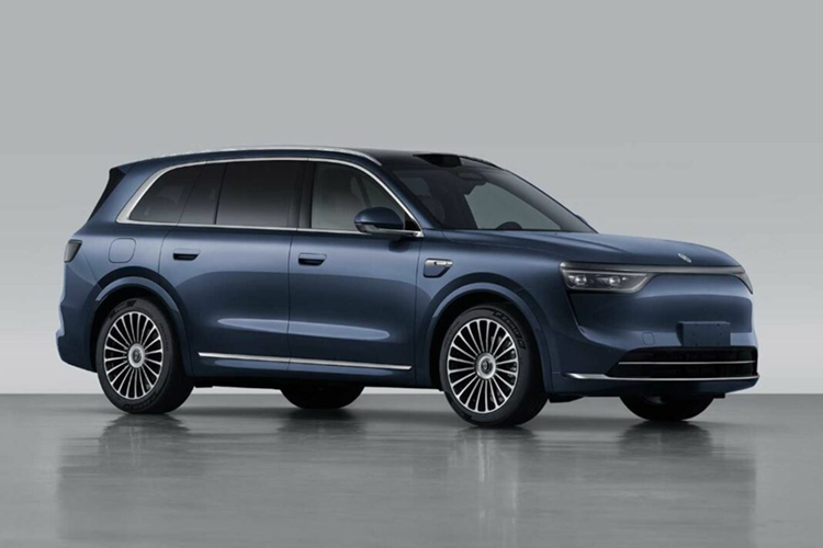 Aito M8 2025 chạy điện được định vị là SUV cỡ trung đến lớn với kích thước 5190/1999/1795 mm và chiều dài cơ sở 3105 mm. Về nội thất, buồng lái có thiết kế đối xứng, với ba màn hình quen thuộc và HUD 75 inch. Cả hai kiểu bố trí 5 và 6 chỗ ngồi đều có sẵn. Hiện tại, cấu hình nội thất chi tiết vẫn cần được Aito công bố.