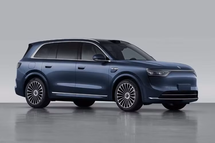 Aito M8 2025 chạy điện được định vị là SUV cỡ trung đến lớn với kích thước 5190/1999/1795 mm và chiều dài cơ sở 3105 mm. Về nội thất, buồng lái có thiết kế đối xứng, với ba màn hình quen thuộc và HUD 75 inch. Cả hai kiểu bố trí 5 và 6 chỗ ngồi đều có sẵn. Hiện tại, cấu hình nội thất chi tiết vẫn cần được Aito công bố.