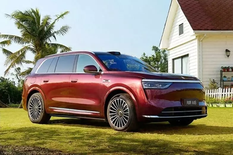 Vào ngày 20/3 vừa qua, Aito đã thông báo rằng đơn đặt hàng trước cho mẫu SUV Aito M8 EREV 2025 mới đã vượt quá 70.000 chiếc kể từ khi mở bán vào ngày 6 tháng 3, với mức giá dao động từ 368.000 – 458.000 nhân dân tệ (50.800 – 63.200 đô la). Lễ ra mắt chính thức sẽ diễn ra vào tháng 4.