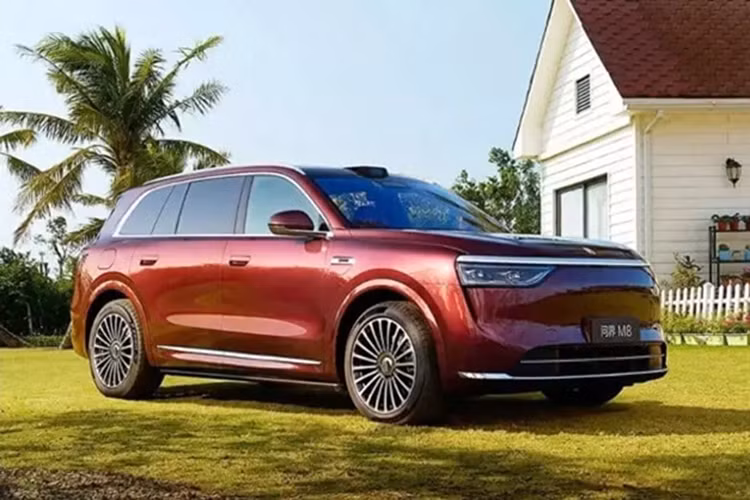 Vào ngày 20/3 vừa qua, Aito đã thông báo rằng đơn đặt hàng trước cho mẫu SUV Aito M8 EREV 2025 mới đã vượt quá 70.000 chiếc kể từ khi mở bán vào ngày 6 tháng 3, với mức giá dao động từ 368.000 – 458.000 nhân dân tệ (50.800 – 63.200 đô la). Lễ ra mắt chính thức sẽ diễn ra vào tháng 4.