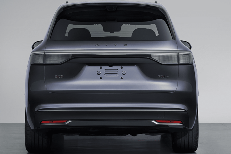 Đồng thời, cấu trúc bộ pin “Cá voi khổng lồ” của Aito M8 giúp giảm 80% dây điện và độ dày 16,4%, theo quan chức. Với sạc nhanh điện áp cao 800V, chỉ mất 5 phút sạc để di chuyển thêm 150 km.