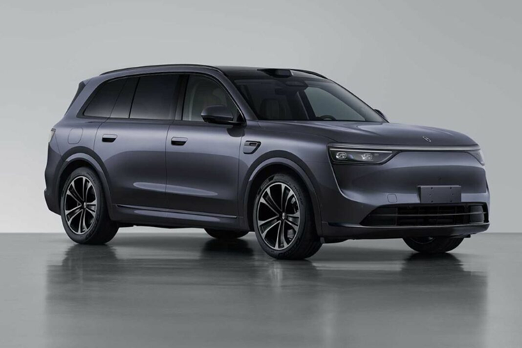 Aito M8 là mẫu xe thứ tư của thương hiệu sau M5, M7 và M9, được định vị lần lượt là SUV cỡ trung, trung bình đến lớn và lớn, với mức giá dao động từ 200.000 - 600.000 nhân dân tệ (27.600 - 83.000 USD).